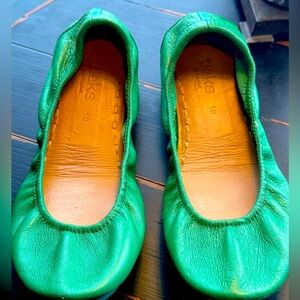 Women’s Kelly Green Tieks ballet flats size 10